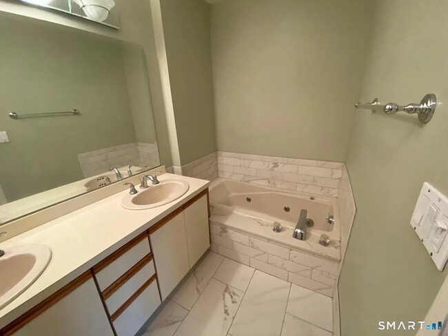 Building Photo - 97 W Norwalk Rd