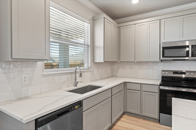 Building Photo - 517 La Parra Bend