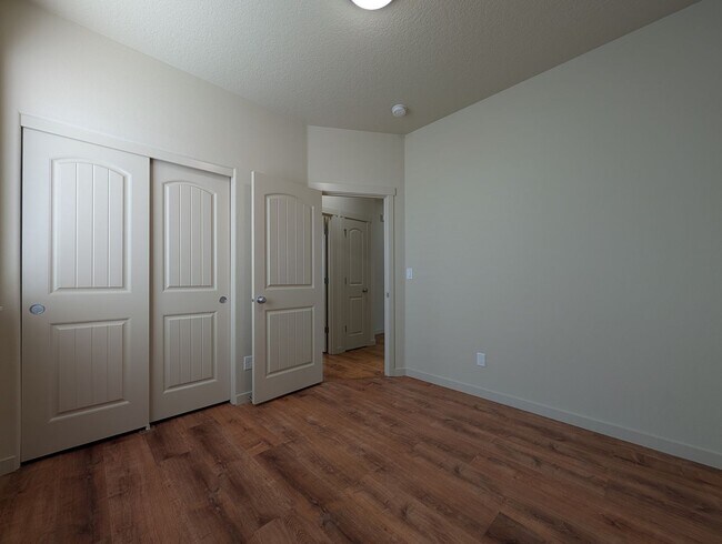 Building Photo - Great 3bed/2 bath home with solid surface flooring!