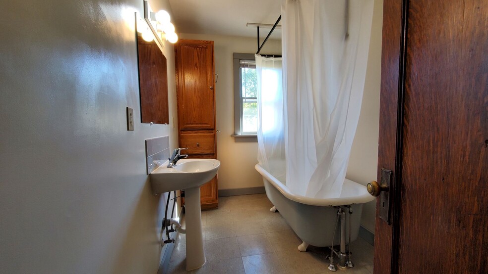 bathroom - 3261 R St