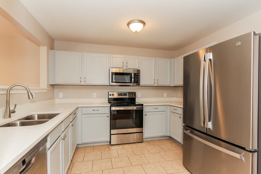Building Photo - 7221 Fox Point Dr
