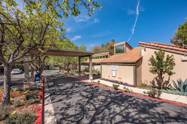 Building Photo - Light Filled Top Floor Condo in Premier 55+ Oaknoll Community