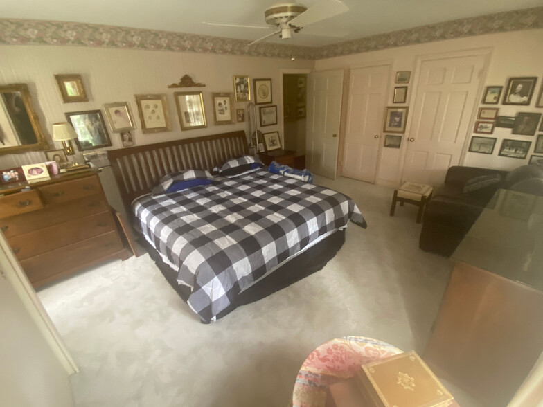 Building Photo - Room in House on Woodvale Dr