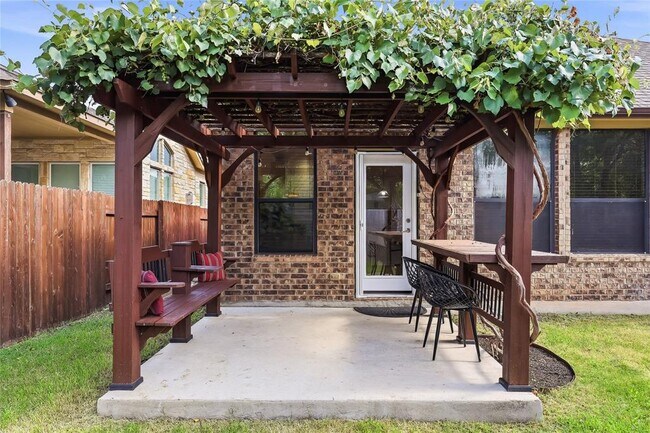 Building Photo - 5501 Allamanda Dr