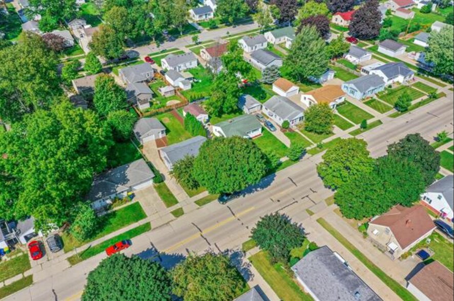 Building Photo - 1222 S Oneida St