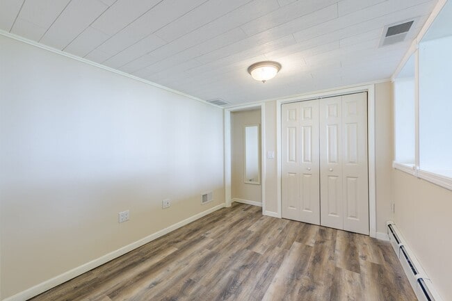 Building Photo - Rare green lake lake home for long term re...