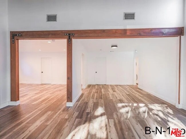 Building Photo - 923 N Stanley Ave