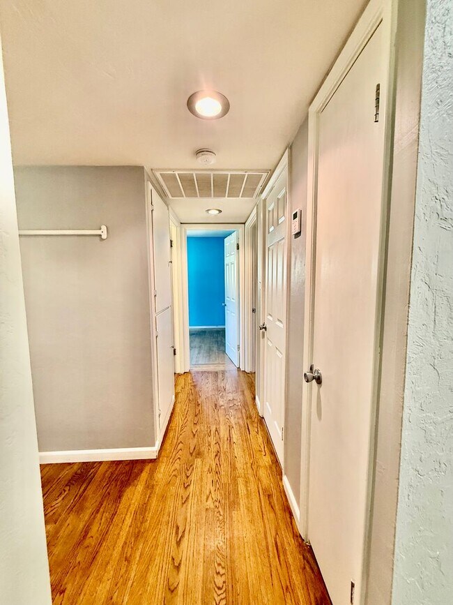 Building Photo - Great home available NOW