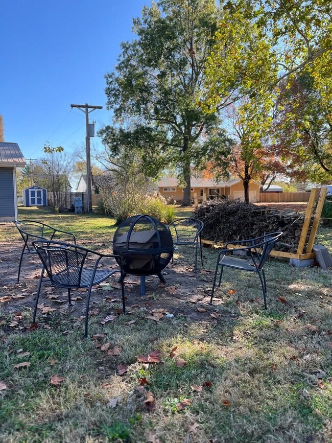 Building Photo - 115 Rader St