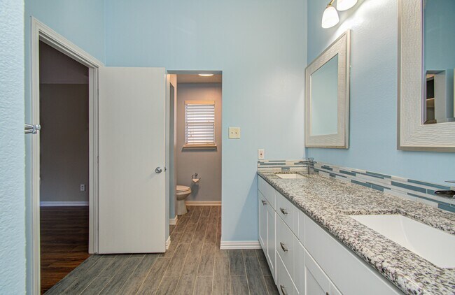 Building Photo - 10546 Rippling Fields Dr