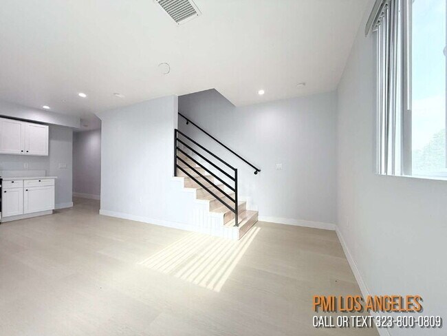 Building Photo - 208 E 87th St