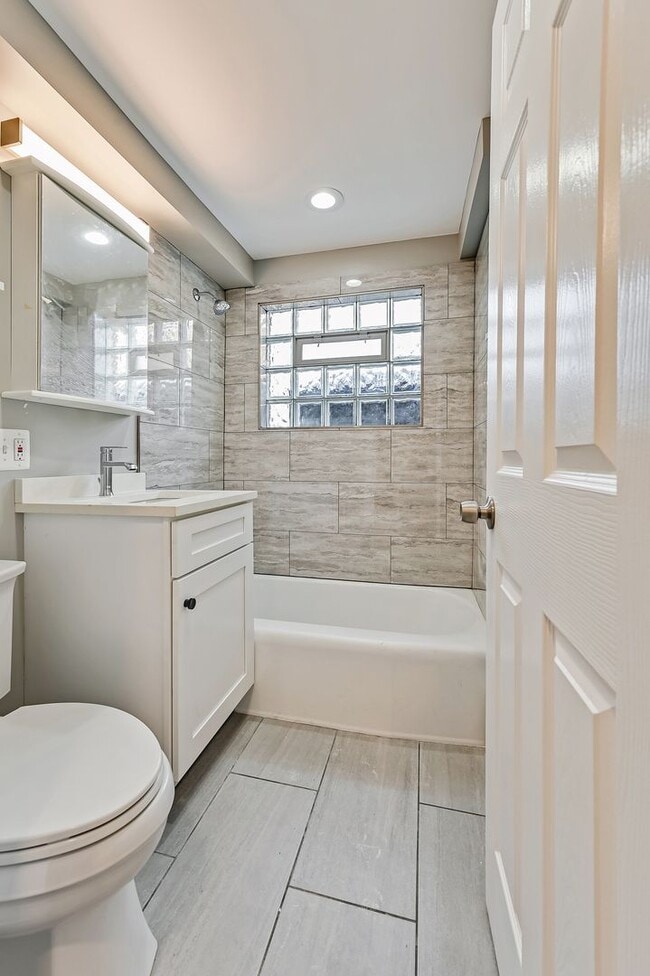 Building Photo - Beverly's Best!