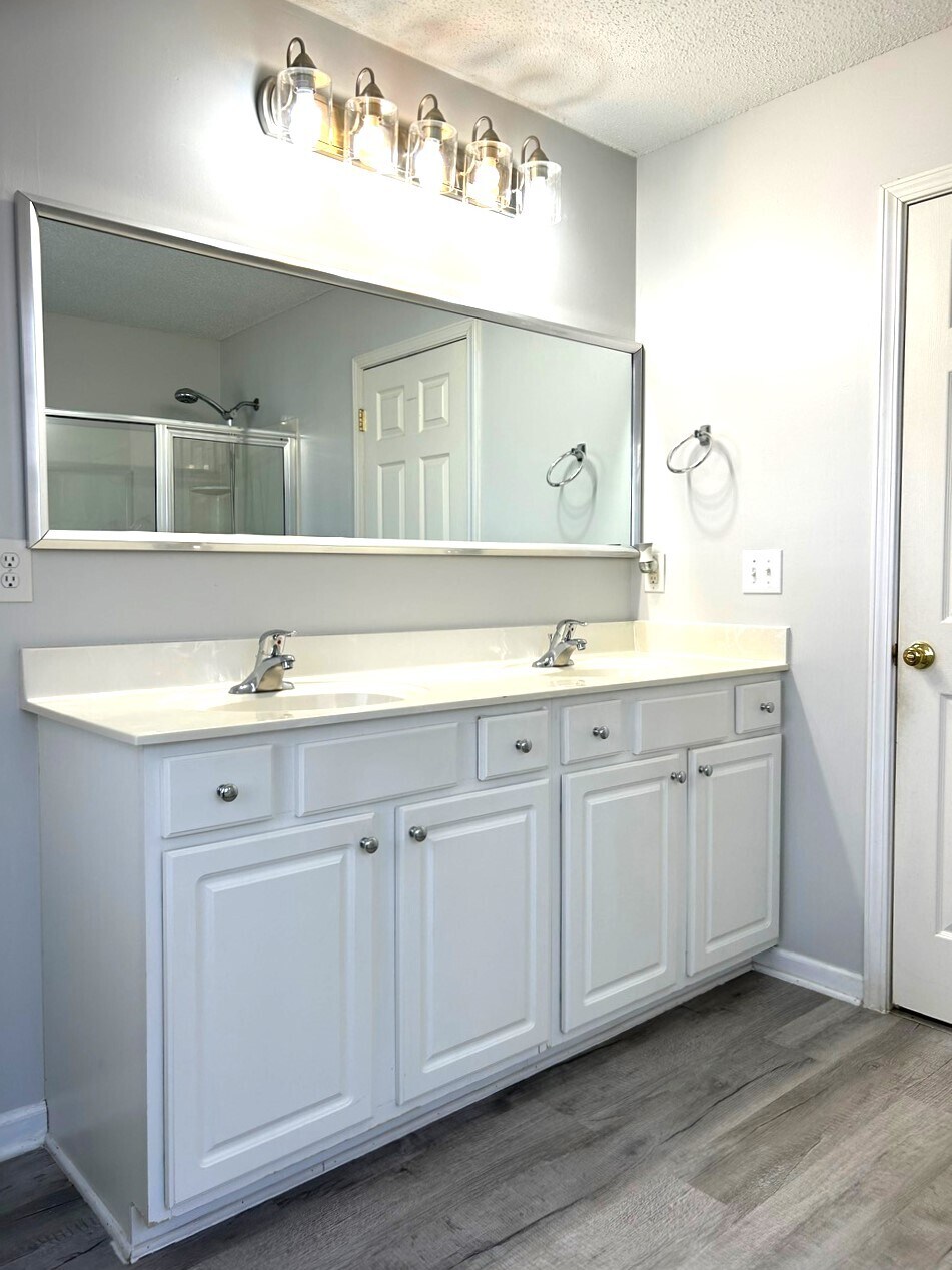 Double vanity in primary bath - 4505 Garden Club St
