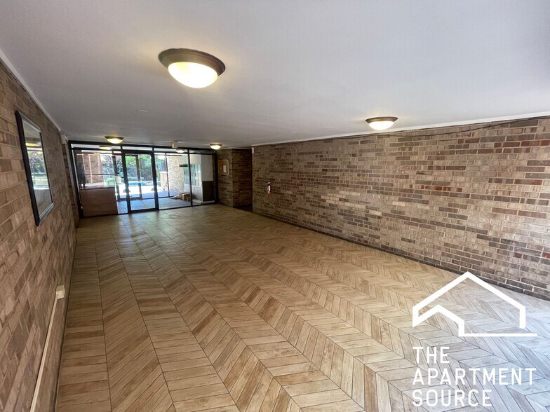 Building Photo - 744 W Gordon Terrace