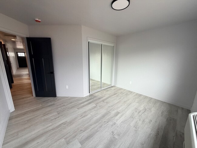 Building Photo - Division St