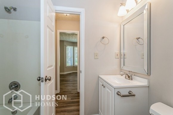 Building Photo - SELF TOUR NOW! - 2650 Green Meadow Ln NE, ...