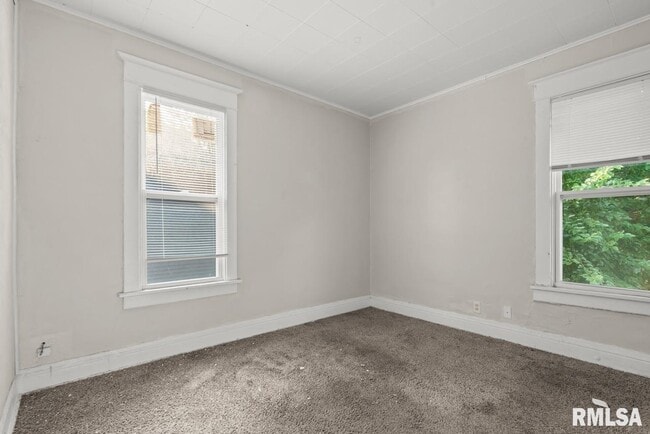 Building Photo - 1301 W Parkside Dr