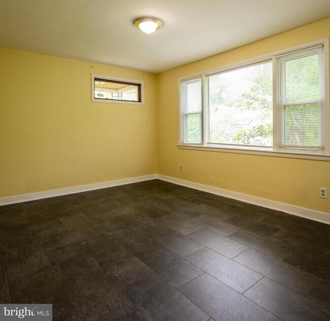 Building Photo - 6007 Bradley Ln