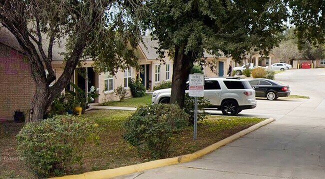 Building Photo - 600 N Fairgrounds Rd