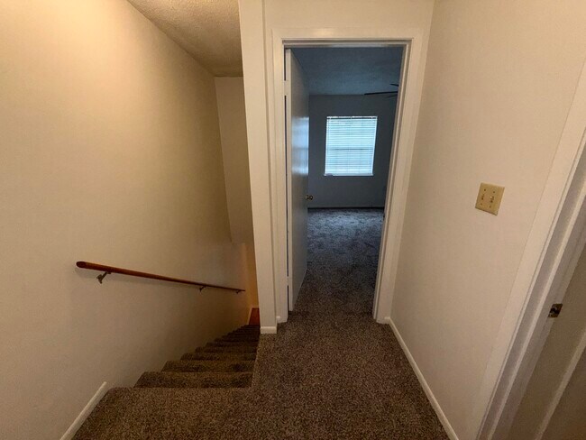 Building Photo - 537 Schneider Dr