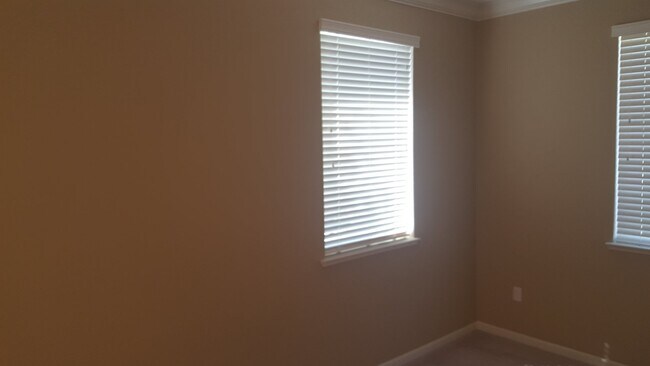 Building Photo - 4 Bedroom Home