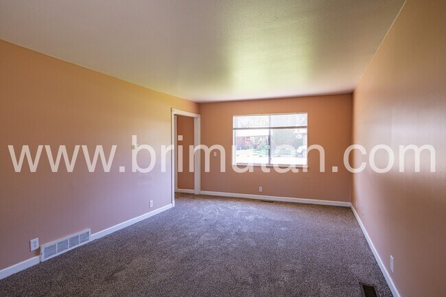 Building Photo - 1561 E 4945 S