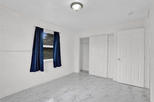 Building Photo - 3431 NW 5th Pl