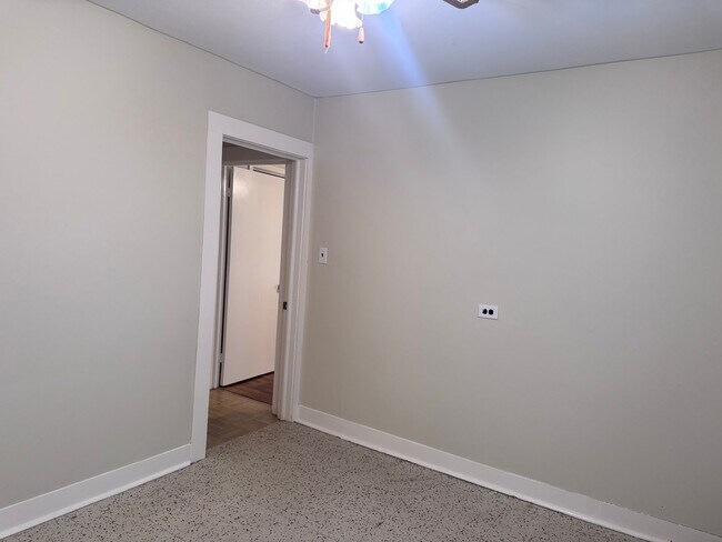 Building Photo - Country Living on 2 Acres! Palmyra Area. 2 Bed/1 Bath and a office.