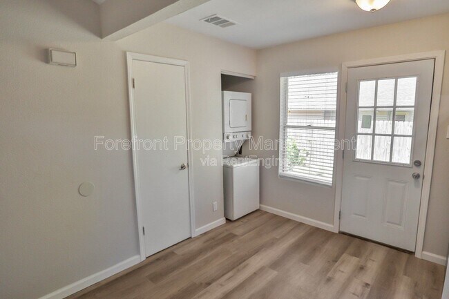 Building Photo - 5613 Lochmoor