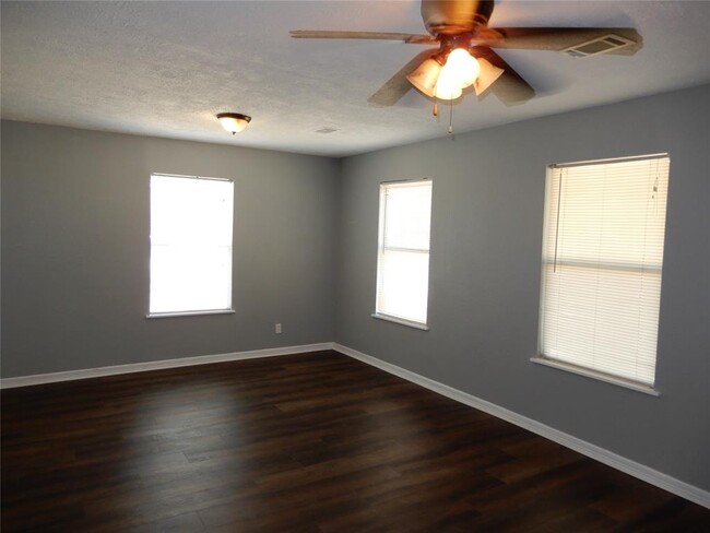 Building Photo - 7102 Longview St