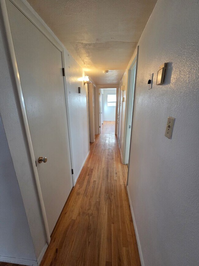 Building Photo - Spacious 3/4 bedroom, 2 bath home beautifu...