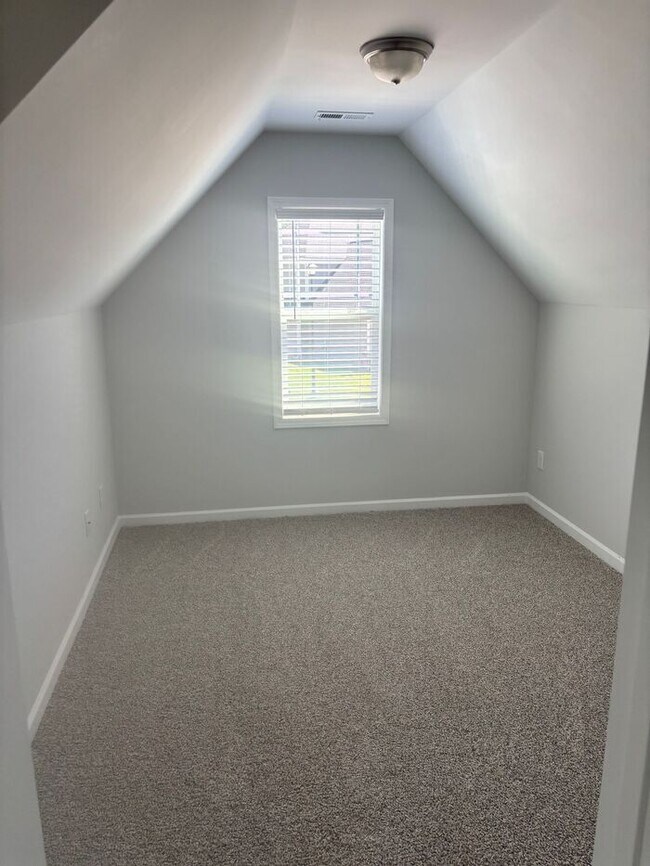 Building Photo - 3 Bedrooms 2.5 baths Ranch