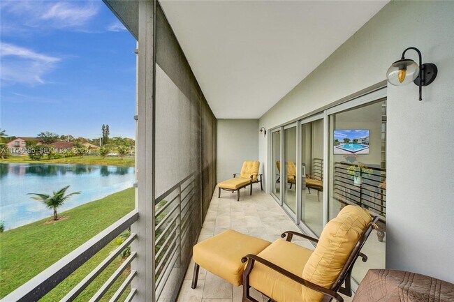 Building Photo - 877 NE 195th St