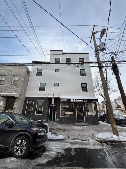 Building Photo - 136 Elm St