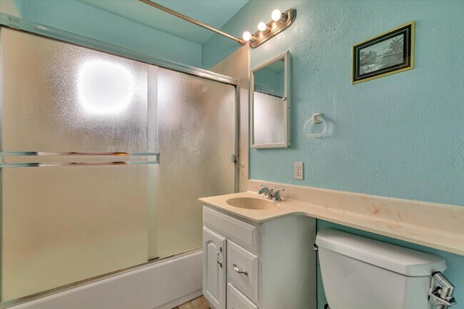 Building Photo - 43585 Montrose Ave