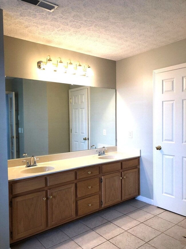 Building Photo - 4-Bedroom Home in Hendersonville!