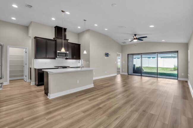 Building Photo - Beautiful Villa, ready to make it your home.