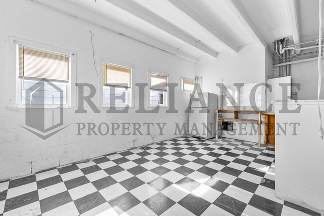 Building Photo - 4557 S Oak Ave