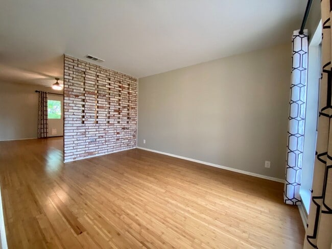 Building Photo - Colonies North Home with 3 BD | 2 BA Available JULY 2026!!