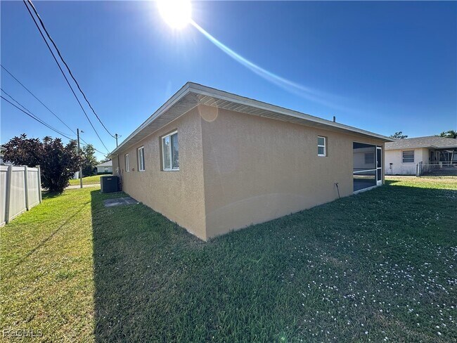 Building Photo - 1405 SW 10th St