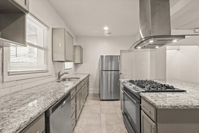 Building Photo - 927-929 S Rosemont Ave