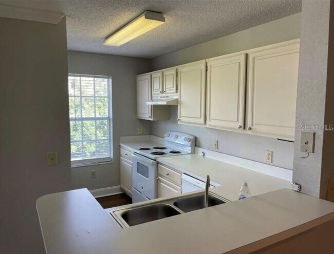 Building Photo - Sunset Lakes Community