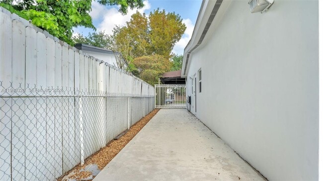 Building Photo - 2900 SW 92nd Ave