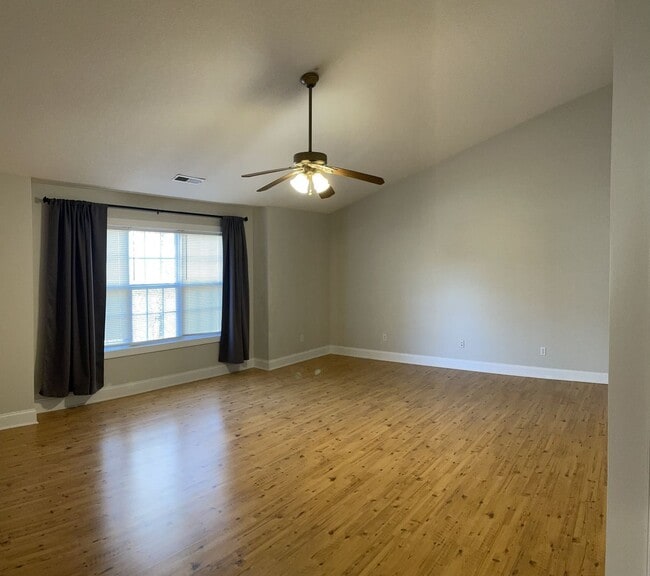 Building Photo - Spacious home with tons of upgrades! 4 Bedrooms/3.5 bathrooms