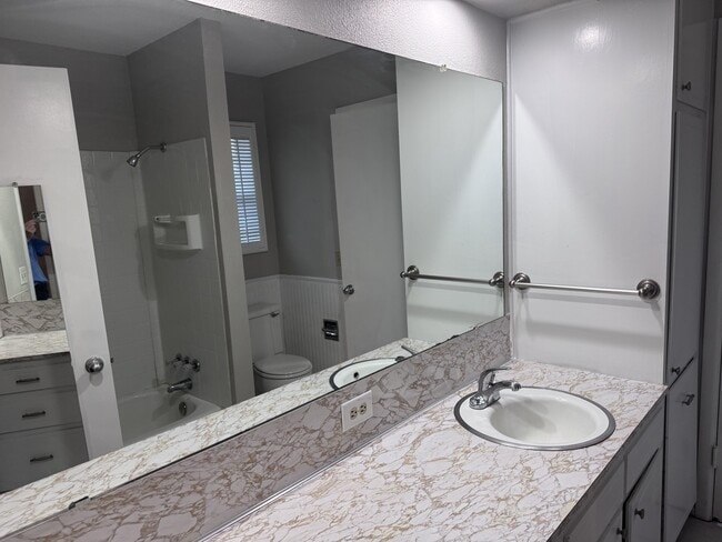 Building Photo - 2118 Westbrook Ave