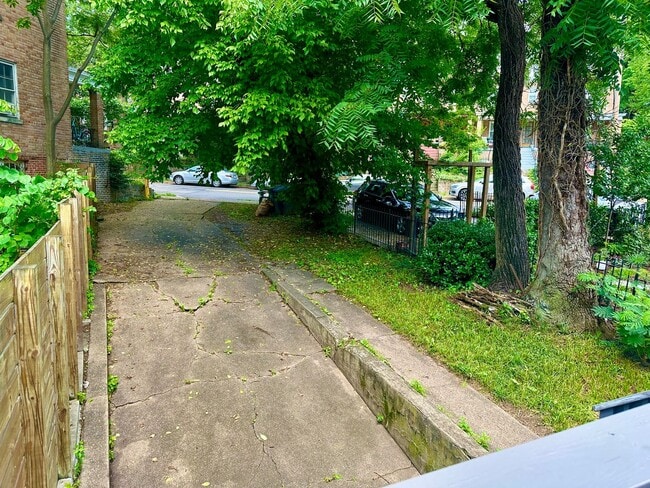 Building Photo - 4 Bed + 2 Bath - Pets Welcome! Parking!