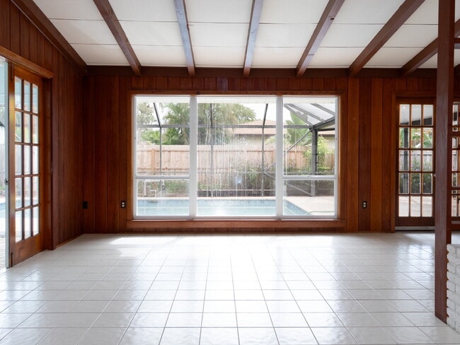 Building Photo - Spacious 5-Bed, 4-Bath Sarasota Home with ...