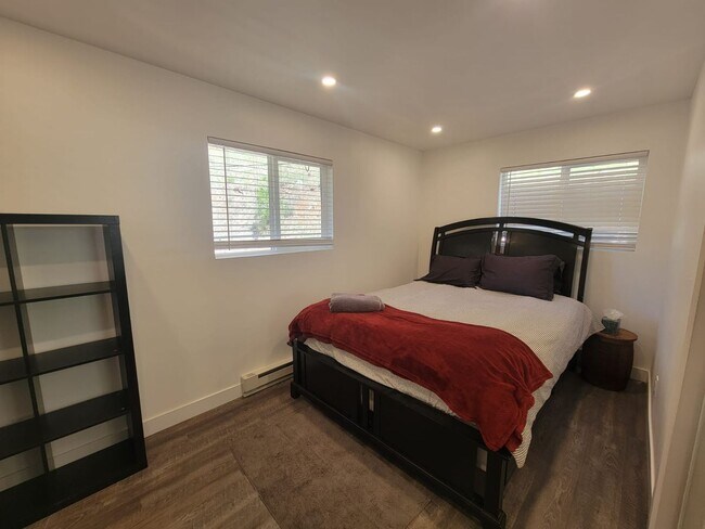 Building Photo - Spacious 4-bedroom + study home; Includes Hot tub and Pool Table - Avail. Now!