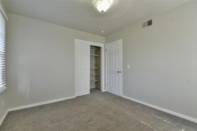 Building Photo - 2105 Carpenter Dr