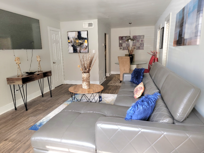 Primary Photo - 908 Cove Pl